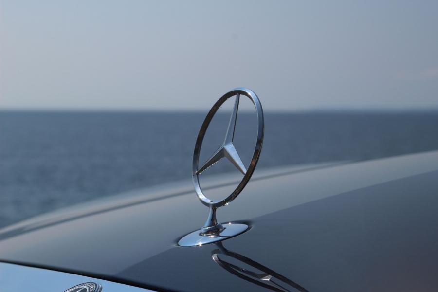 Логотип Mercedes-Benz S560 Lang 4Matic (V222) 2017 года  (WW) (фото 2 из 14)